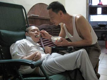 单身父亲照顾脑萎缩儿子30年