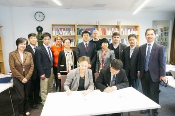 于文明副局长率团访问瑞典并见证广东省中医院和瑞典卡罗林斯卡学院签署合作协议