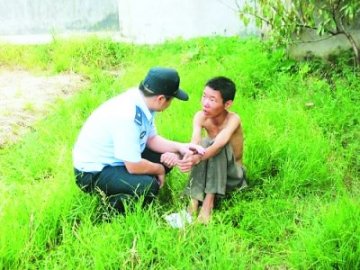 17岁男孩患精神障碍被母亲用铁链锁双手