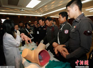 实拍：泰国交警接生训练