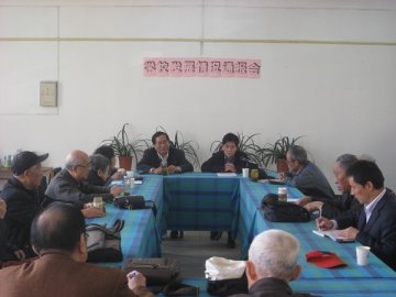 学校领导向离退休老同志通报学校发展情况