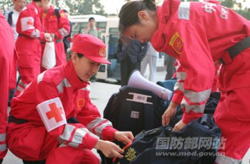 中国国际救援队飞赴巴基斯坦 首派女首席医疗官