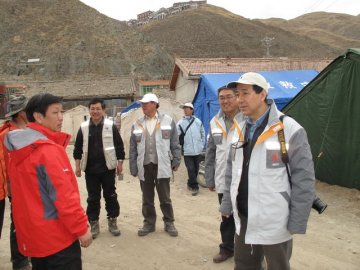 国家疾病预防控制中心主任王宇看望我省在灾区防疫队员