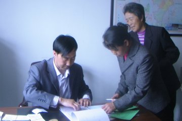 凉州区民政局热情为城镇医疗救助对象发放救助金