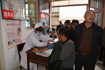 市民政局在乎风县为重点优抚对象进行医疗巡诊
