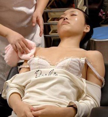 实拍美女美容院刮毛全过程