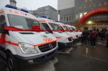 新疆各地州配备“大奔”救护车