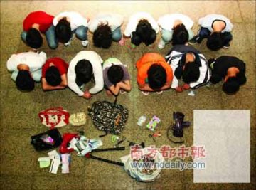 8岁男童竟为买零食抢手机 被抓图