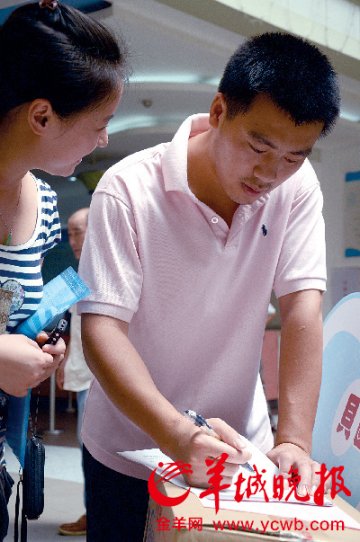 广州五胞胎 四胞胎开始吃奶爸爸妈妈终于笑了
