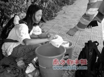女子欲为病儿挣手术费街头卖粥