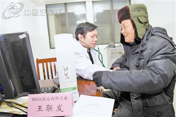 105医院专家医疗队深入安徽潜山县开展义诊活动