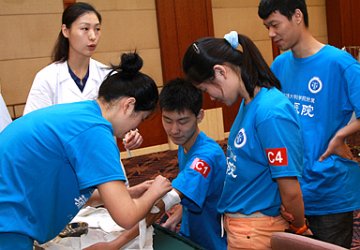 夏令营中体验医学