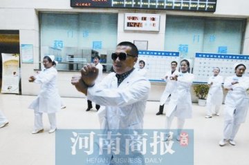 医生领护士跳“医院style” 称为传递快乐