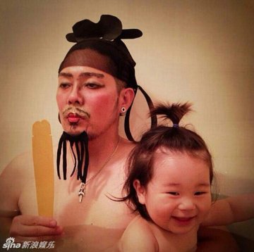 日本父女逗比泡澡照走红
