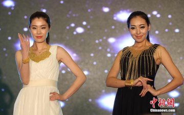 中外靓模着价值百万“黄金内衣”走秀