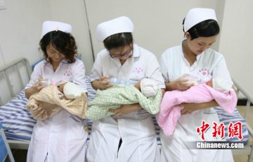 四川广安“三卵三胞胎”健康成长