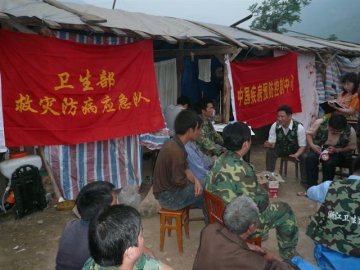 结合灾害自救、开展灾民安置点爱国卫生运动