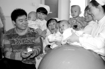 图片新闻 救助行动：丁俊晖捐款助患儿