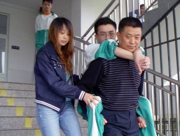 父爱如山 12年求学路父亲背他走