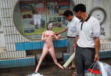 大学生毕业跳蚤市场卖充气娃娃