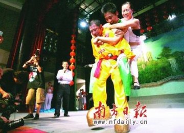 男子脚蹬246公斤铁鞋行走自如