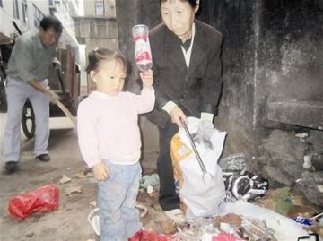 3岁女童拾荒卖钱为父治病 全家蜗居5平方米小屋