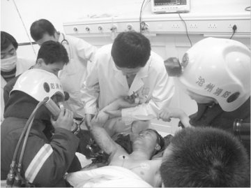 建筑工人跌下脚手架 钢筋横穿多处要害