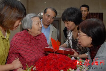 北京妇产医院领导向老院长王大琬祝贺90大寿