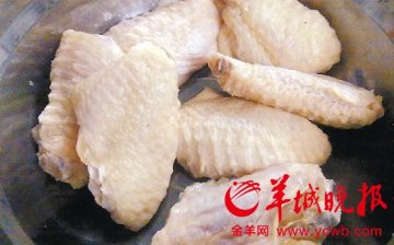 广州番禺肉菜市场惊现“毒鸡翅” 疑似注入食用胶