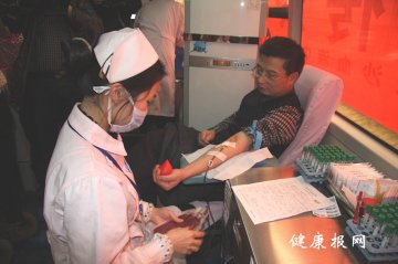 医院动态：湖南近百名“学雷锋”医务志愿者参与无偿献血