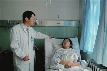 模范山村教师获医生集资救助 曾放弃治疗