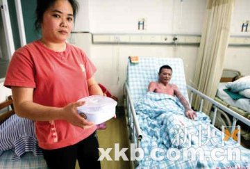 两个弟弟割皮救治被烧伤哥哥