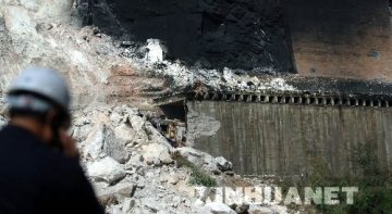 周永康同志赶赴宝成铁路109隧道塌方现场指导抢险工作