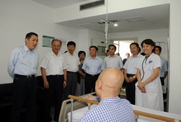 卫生部党组书记张茅到广安门医院视察