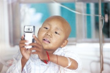 父亲跪街头欲卖肾换取白血病儿子手术费