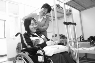 乡村女教师背着残疾女儿求学十余年