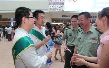 西京医院政治部慰问高温下坚守一线的西京志愿者