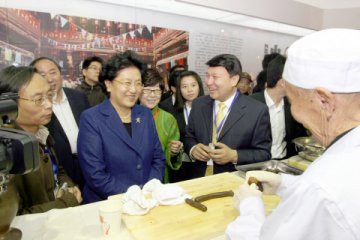 刘延东参观中国非物质文化遗产传统技艺大展