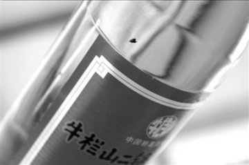 牛栏山二锅头现黑色异物 厂家欲换1箱了事