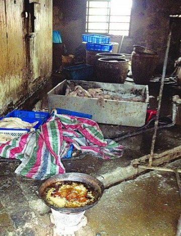 黑作坊暗访记：沥青拔鸭毛被查两小时后复工