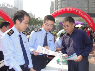 合肥卫监参加国庆食品安全广场宣传 回答市民疑惑