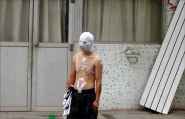 贴小广告男子被治安员贴女士内衣图案示众