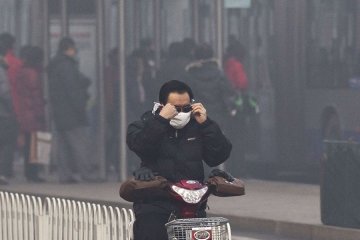 北京大雾致空气污染物超标