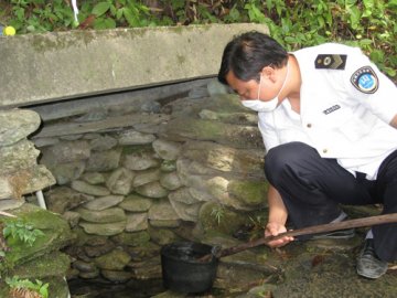 卫生监督员监测灾区水质