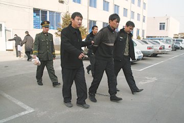 黑老大生日宴上被连窝端 扬言让对头骨灰都不剩