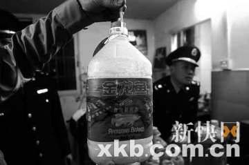 粮油店被举报搜出数百瓶疑似地沟油