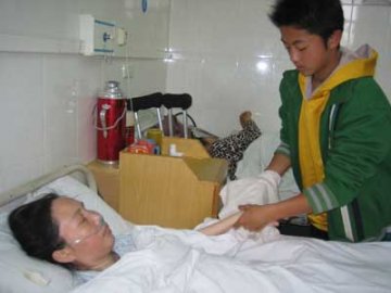 14岁男擦鞋挣学费养活失明母亲图