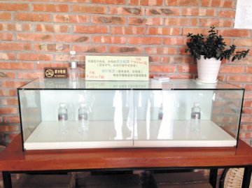 350毫升多成牌瓶装水卖214元 宣称能戒毒被调查
