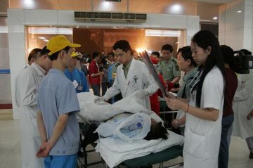 第三军医大学西南医院18日凌晨紧急组织专家会诊、连夜手术从生死线上抢回数名重伤伤员