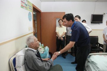胡万进局长看望脑科医院陶国泰教授